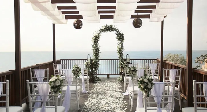 Cliffside ceremony setup at Anantara Uluwatu Bali Resort overlooking the Indian Ocean