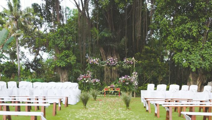 Garden wedding ceremony set beneath a giant banyan tree at Hotel Tugu Bali, Canggu