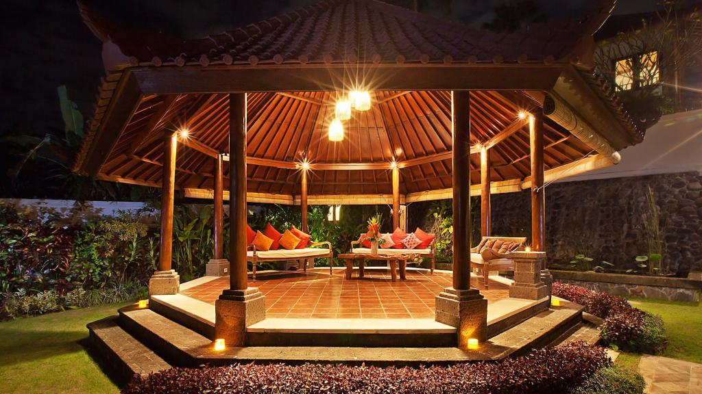 The open-air bale pavilion lounge at The Junno Villa