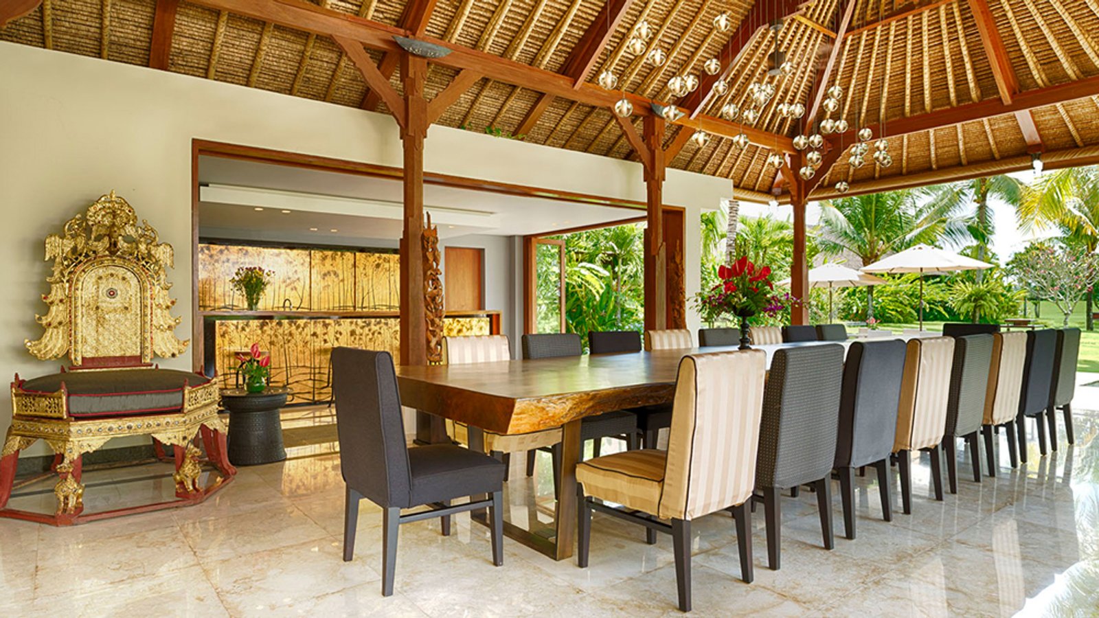Open entertaining pavilions and lawns at Kaba Kaba Estate