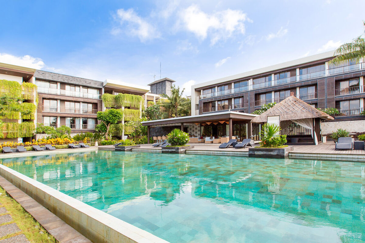 Poolside dinner setting at Le Grande Bali Uluwatu near New Kuta Golf