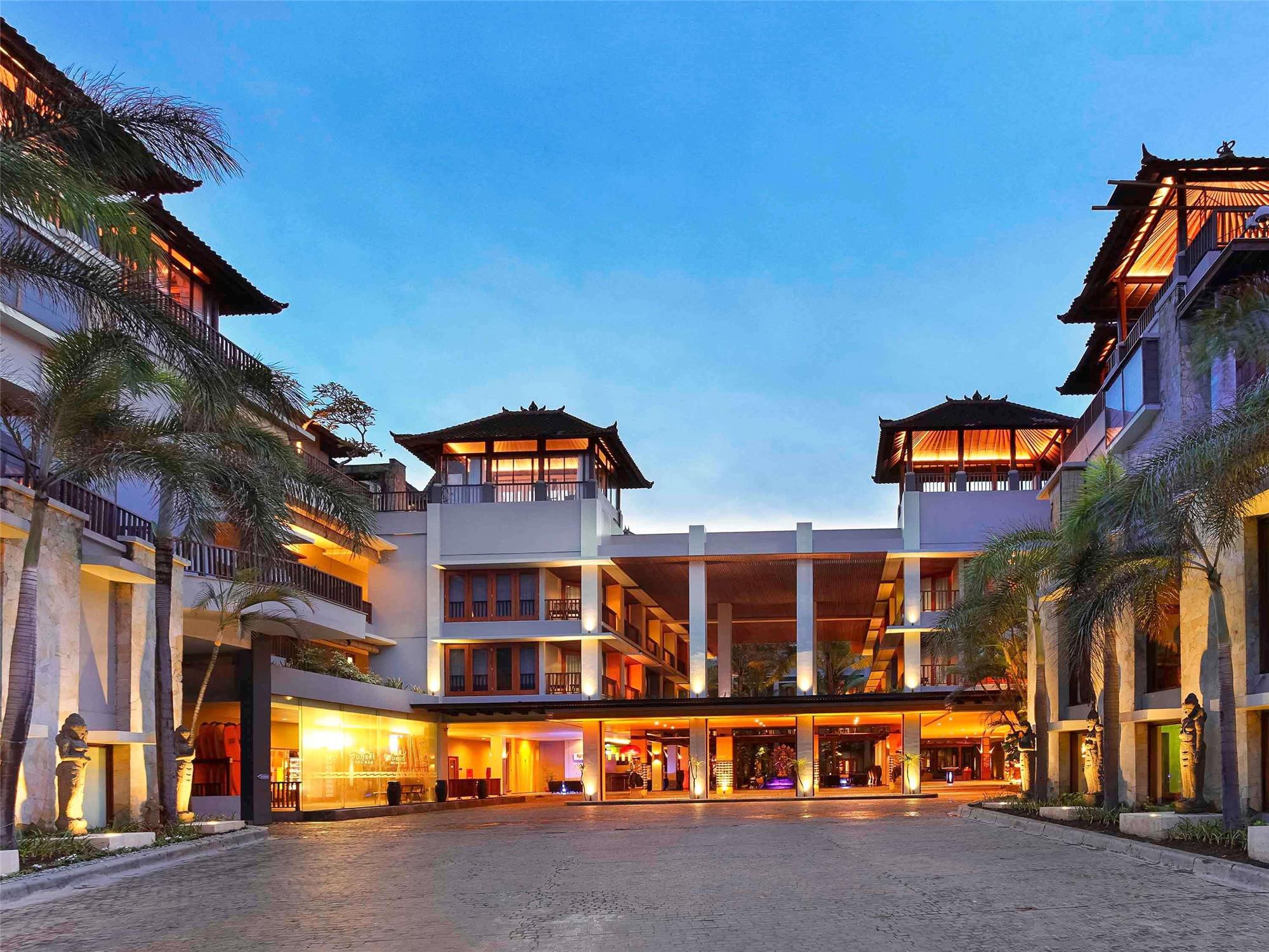 Pool and grounds at Mercure Kuta Bali