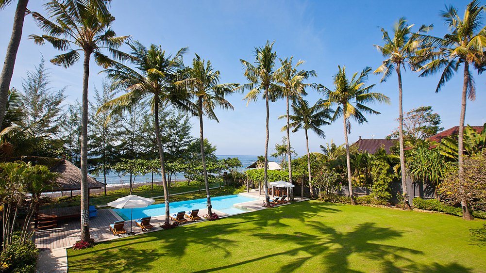 Lawn and pool at Villa Puri Nirwana running toward the ocean, Ketewel