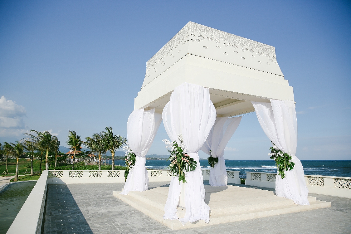 The oceanfront chapel at Rumah Luwih Beach Resort