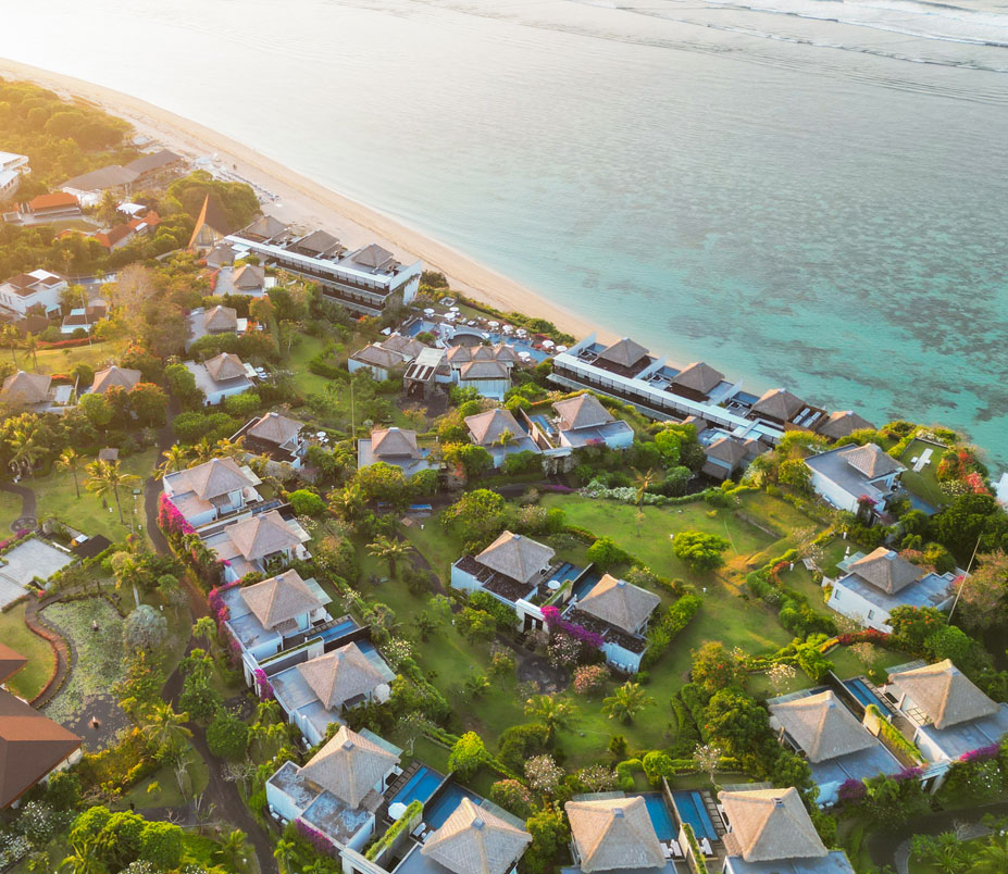 The clifftop pool and oceanfront grounds at Samabe Bali Suites & Villas in Sawangan, Nusa Dua