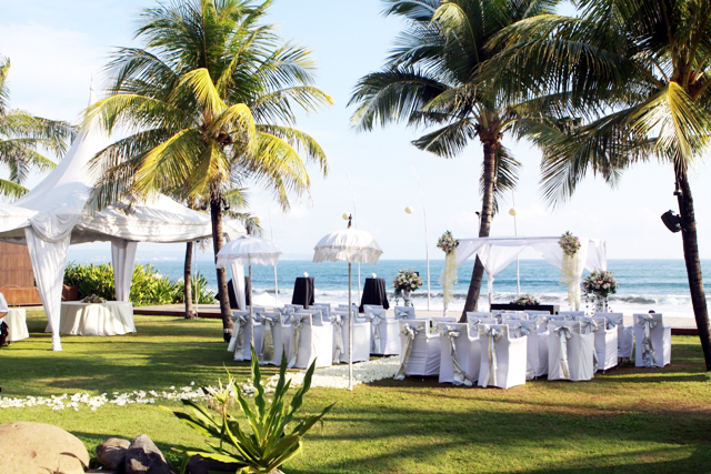 Beachfront wedding setting at The Samaya Seminyak facing the Indian Ocean