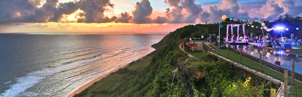 The Sanctus Villa gardens and cliff-front setting above the Indian Ocean in Pecatu