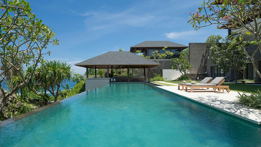 The clifftop infinity pool at Sohamsa Ocean Estate with panoramic Indian Ocean views on the Bukit peninsula