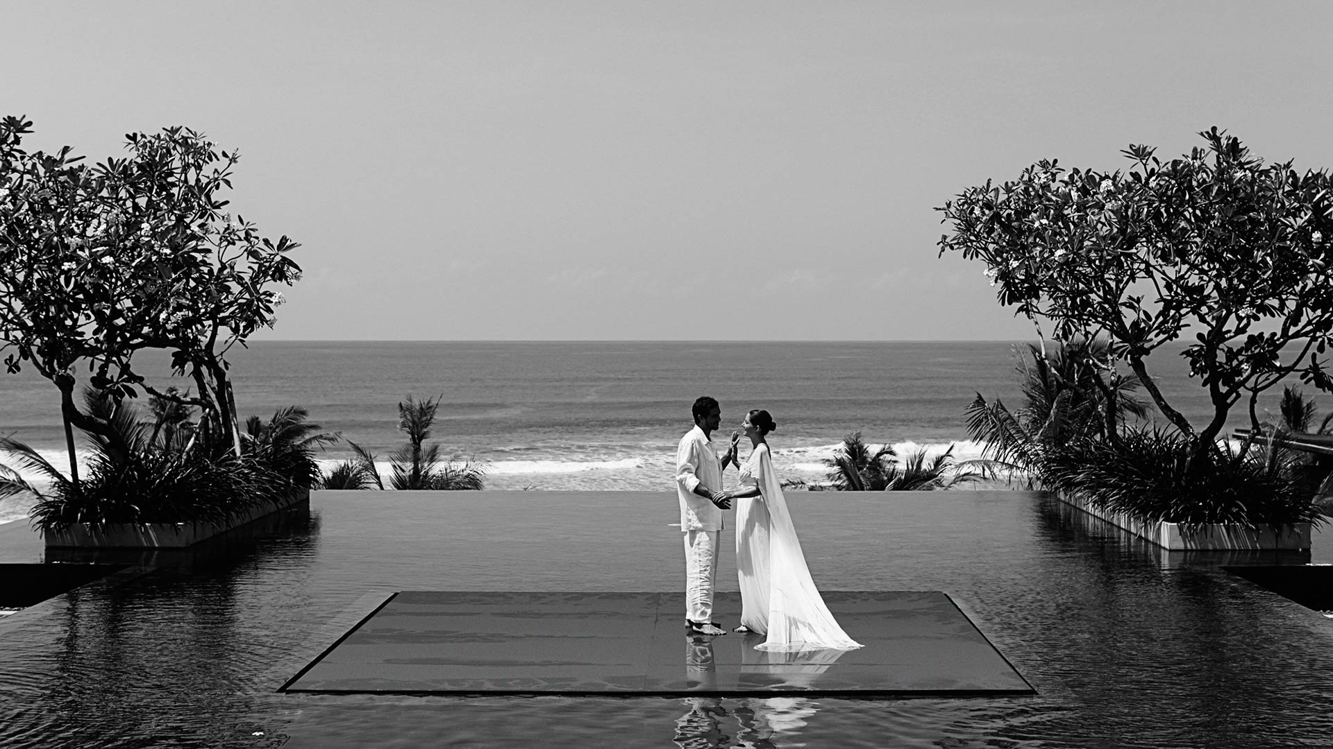 Beachfront lawn and Indian Ocean at Soori Bali
