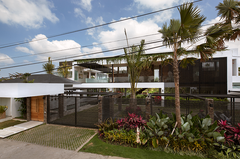 Pool and lawn at Villa Suami, set up for entertaining