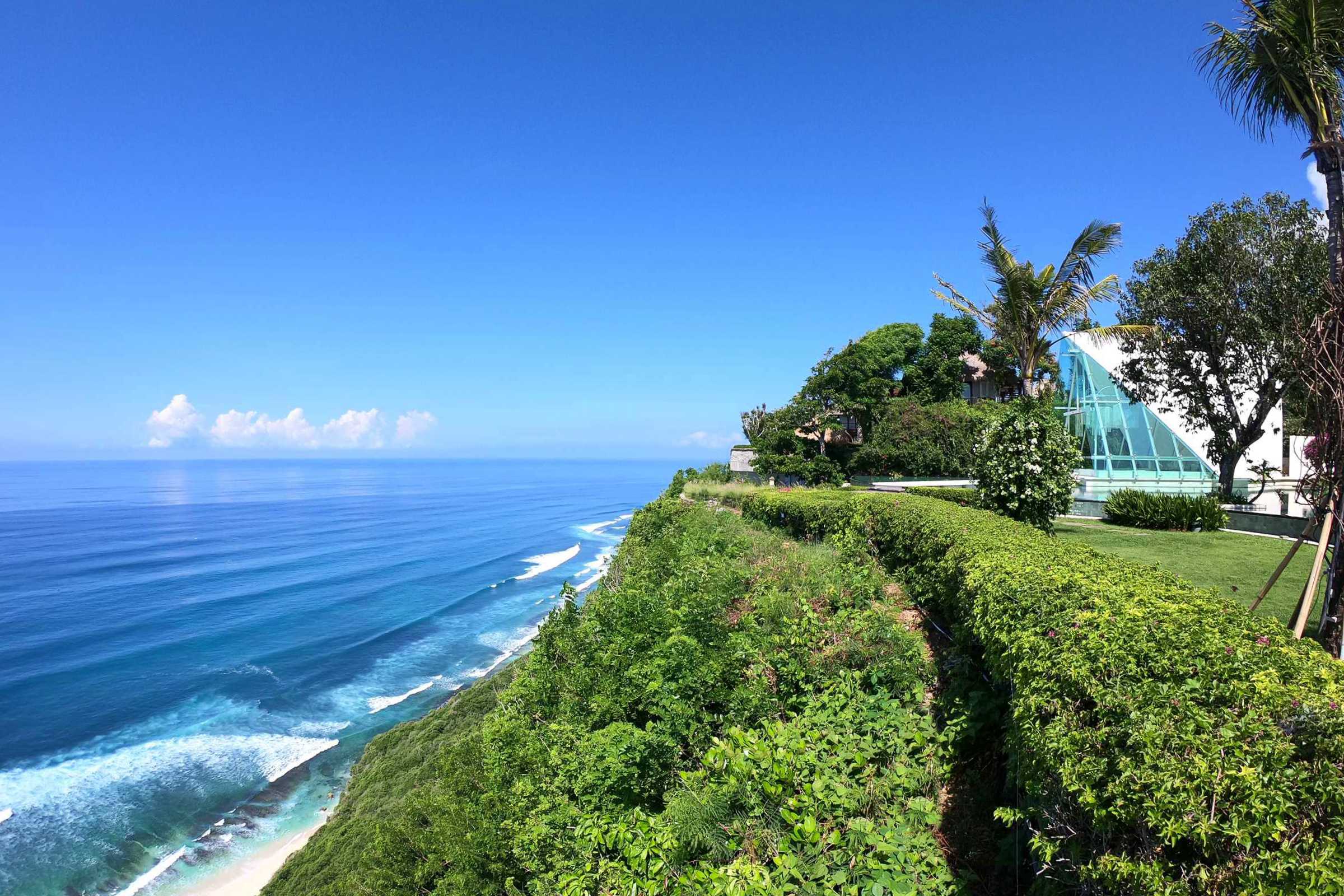 The Tirtha Uluwatu chapel and clifftop view over the Indian Ocean