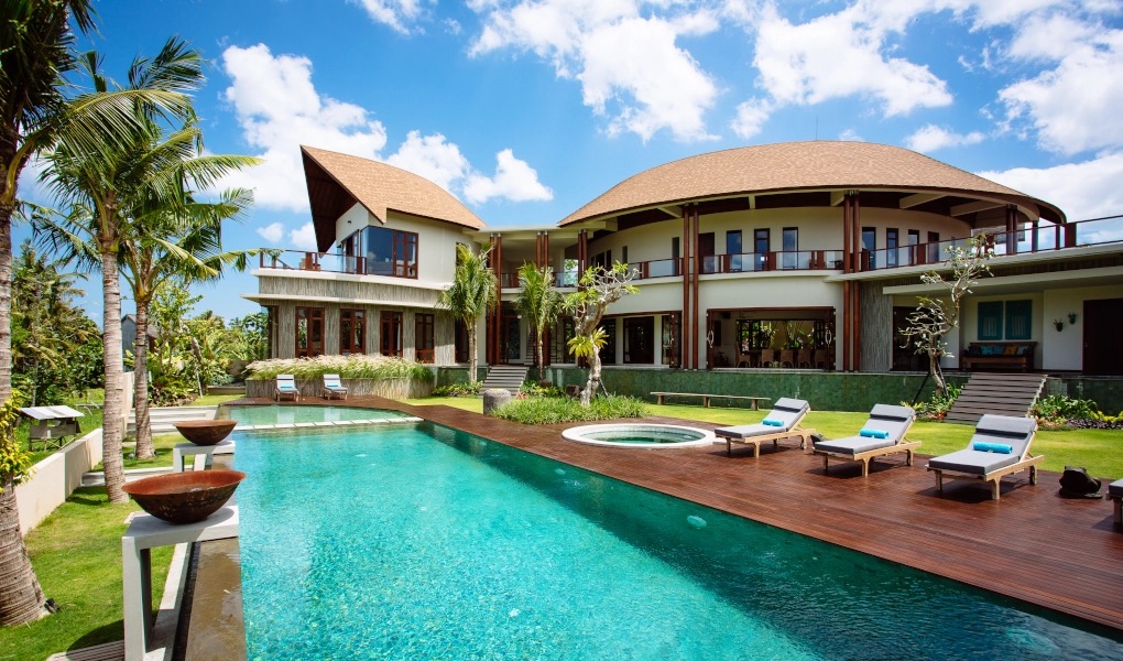 Umah Daun villa in Umalas, Canggu, with its private pool, sun loungers, and gardens looking onto the rice fields