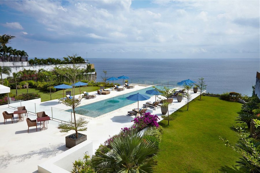 Infinity pool at Villa Anugrah stretching toward the Indian Ocean from the Uluwatu clifftop