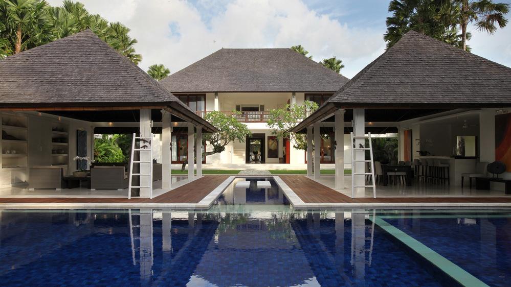 The pool at Villa Asante running between the poolside pavilions toward the main house