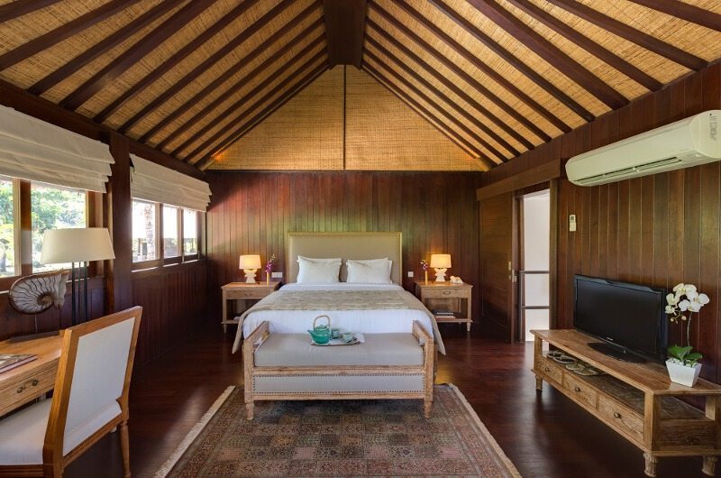 Garden and pavilion at Villa Batujimbar, on the edge of Sanur Beach