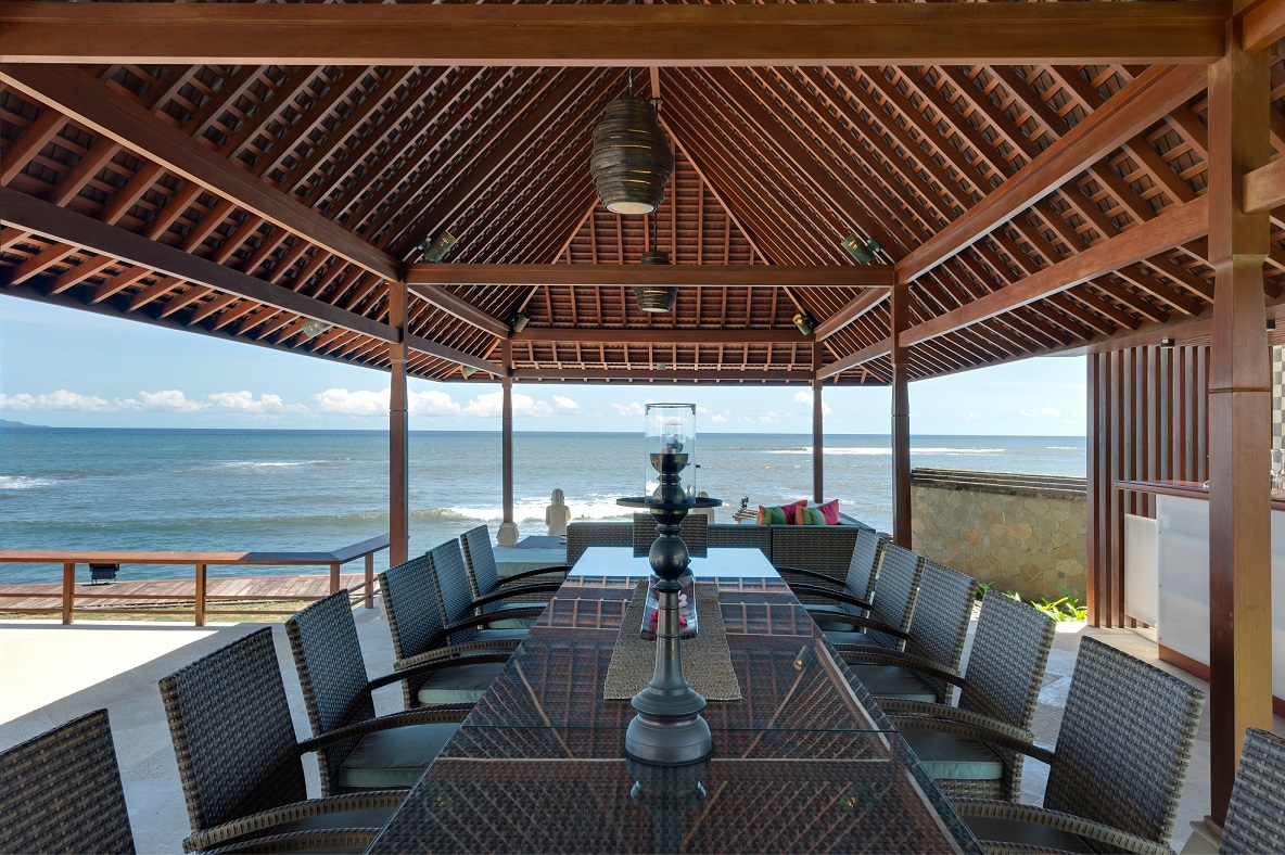 Outdoor dining setup at Villa Bayu Gita, facing the sea