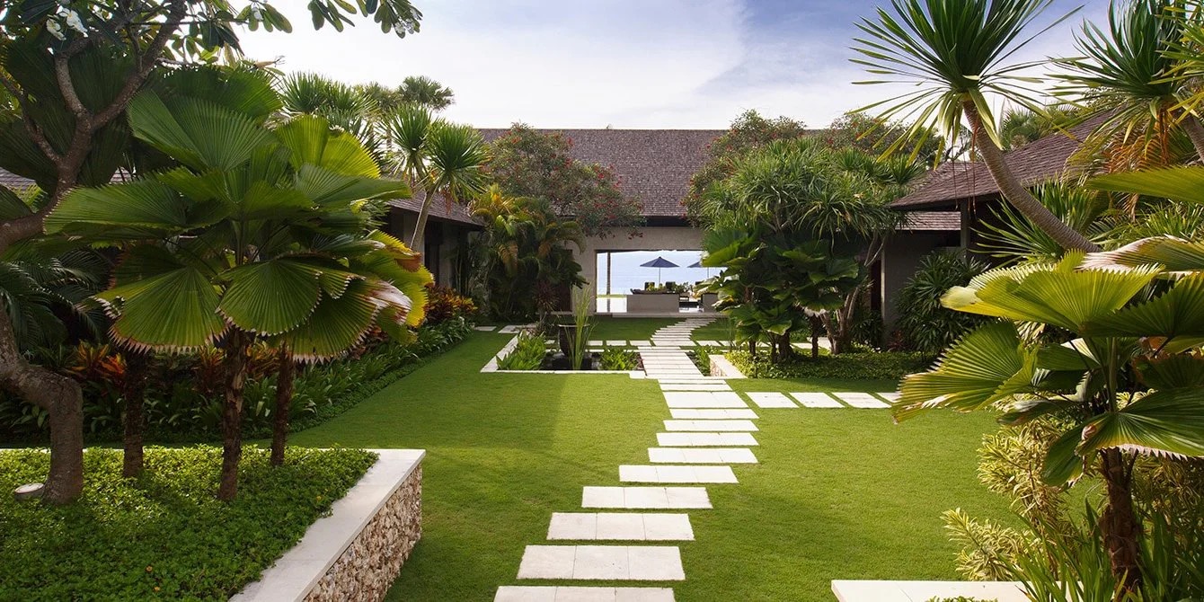 Infinity pool and open pavilion at Villa Jamadara overlooking the Indian Ocean, Uluwatu