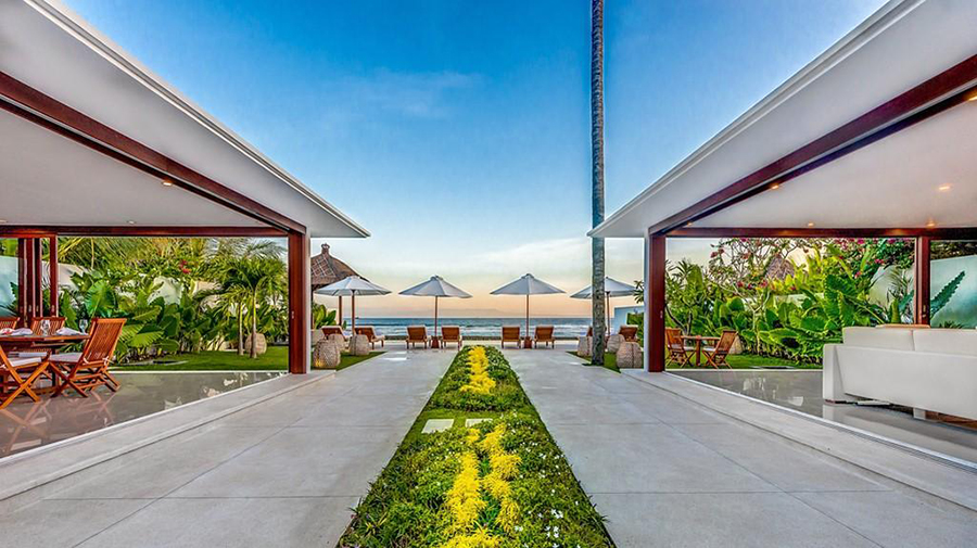 The walkway between Villa Oceana's two pavilions leading straight to the beach and sun loungers