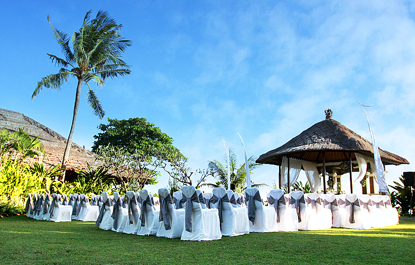 A wedding dinner set up on the lawn at Villa Puri Bawana