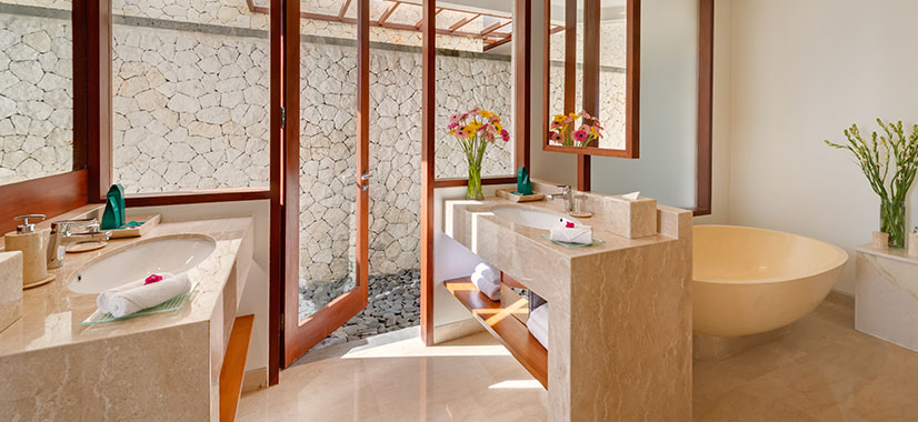 En-suite bathroom at Villa Rose with a freestanding tub and open-air shower court