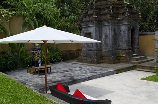 Garden temple and sun loungers by the pool at Villa San, Ubud