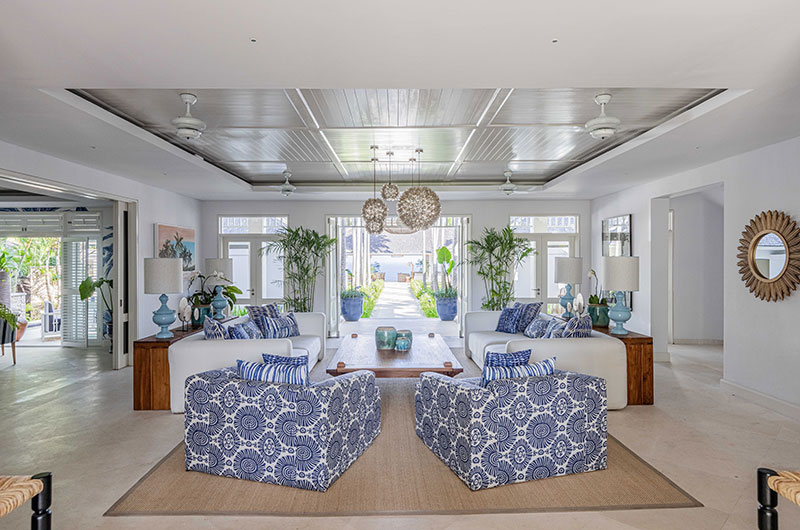 Ocean-facing living area at Villa Santai Sorga