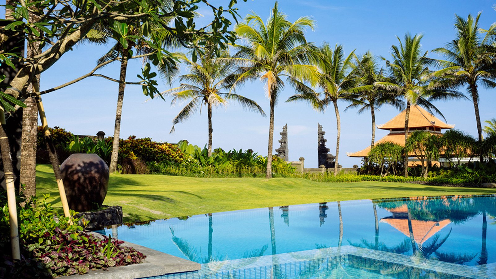 Pool facing west toward the sea at Villa Semarapura, Cemagi