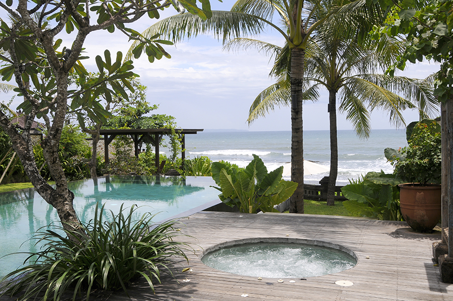 Outdoor jacuzzi overlooking the ocean at Villa Waringin