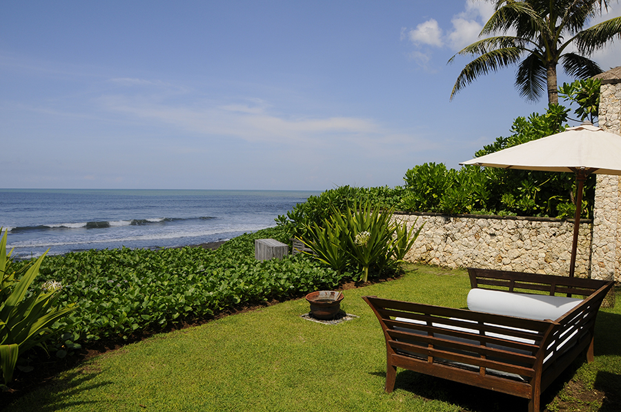Front garden and sea view at Villa Waringin, Pererenan beach